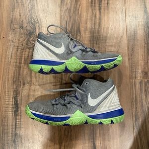 Nike Kids  Kyrie 5 Basketball Shoes Size 2Y